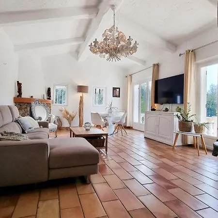 La Dolce 11 Sleeps Pool & Landscaped Garden Villa *